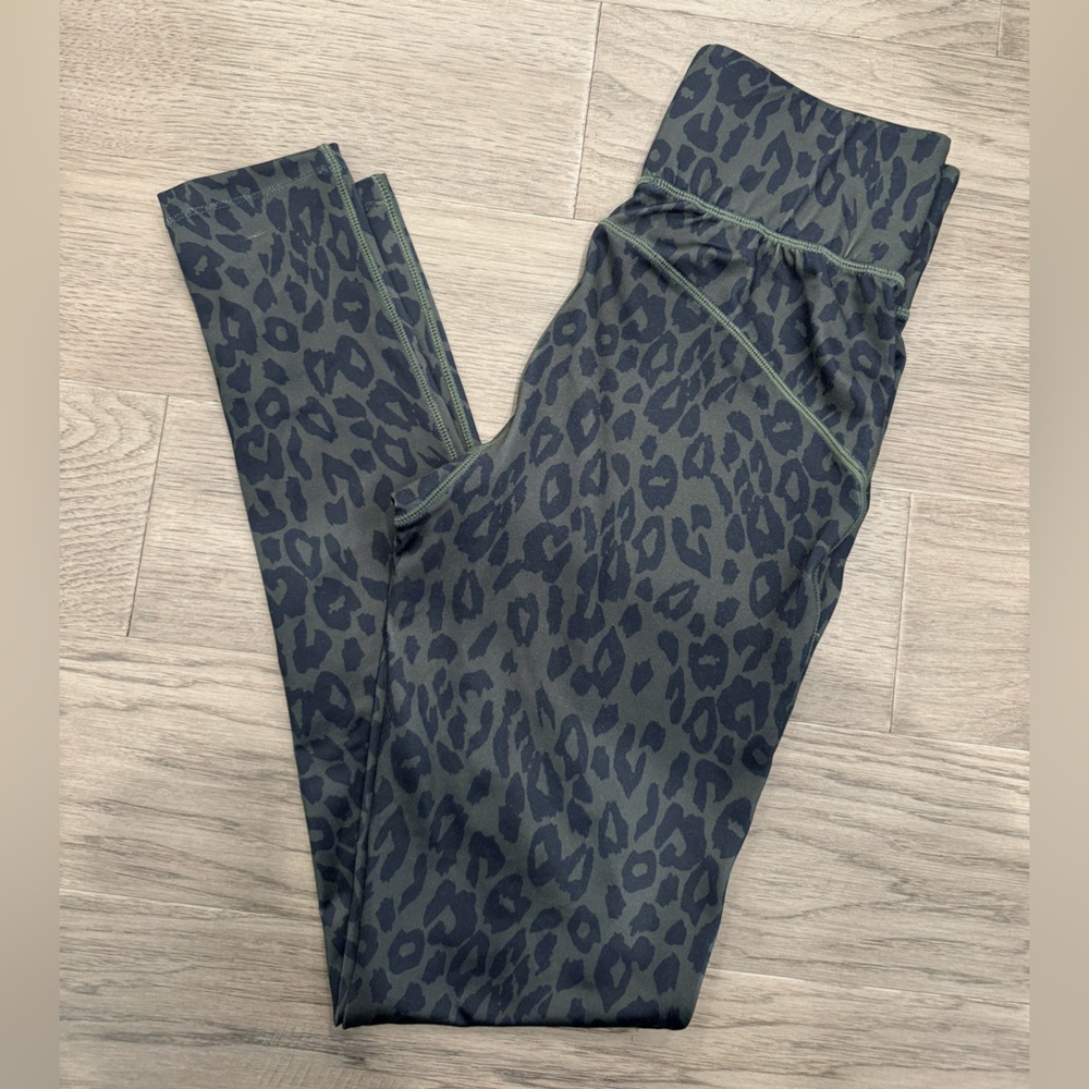 Leopard Print Workout Set - Picture 5 of 7